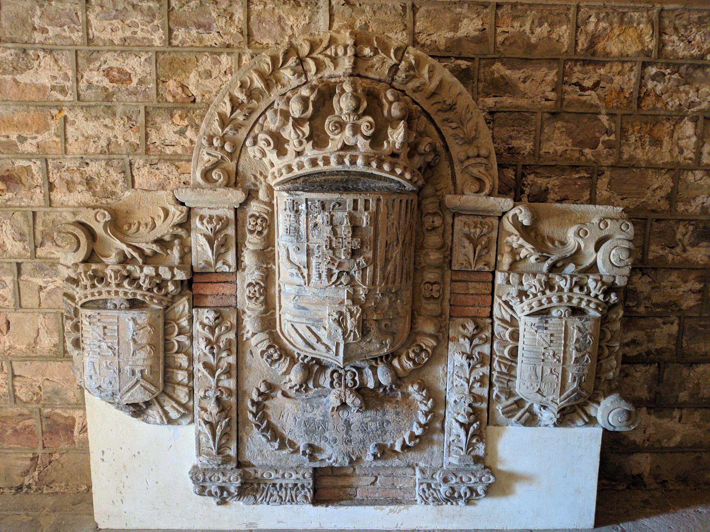 Escudo tallado en piedra sobre una pared histórica de Barcelona