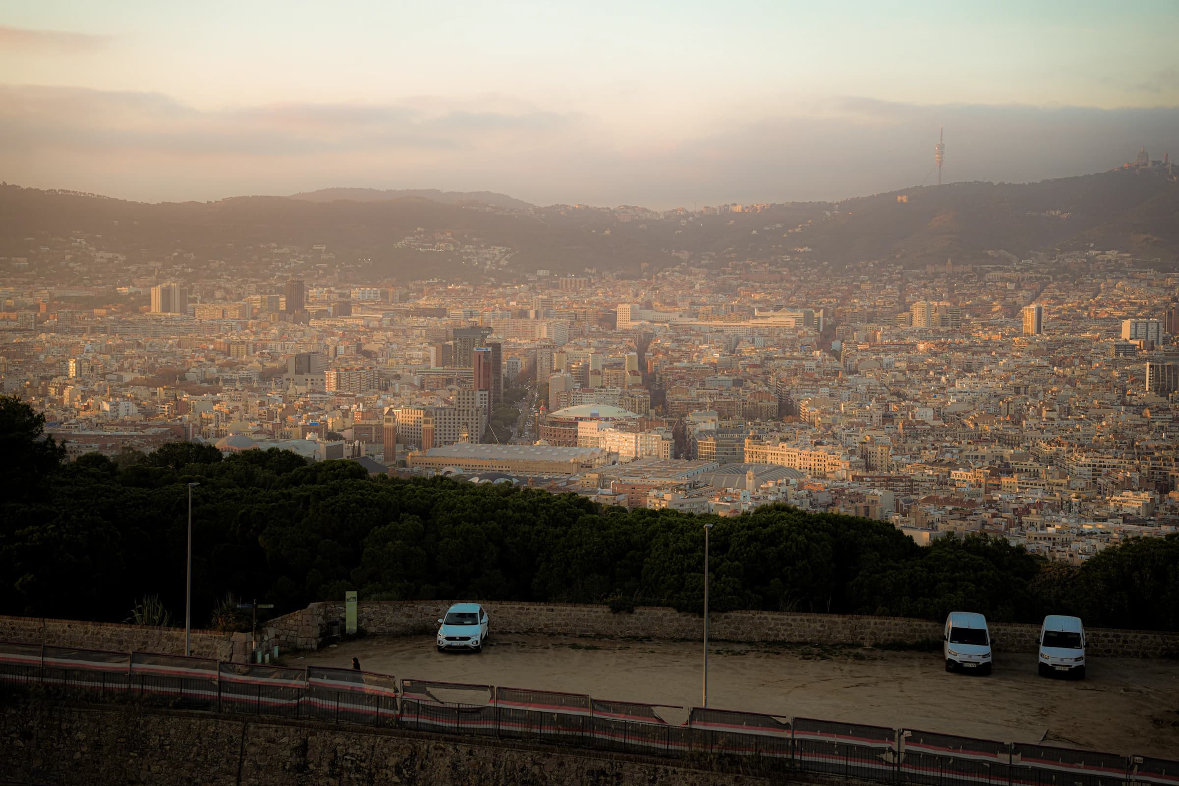 Horizonte de Barcelona y colinas próximas con la luz cálida del atardecer