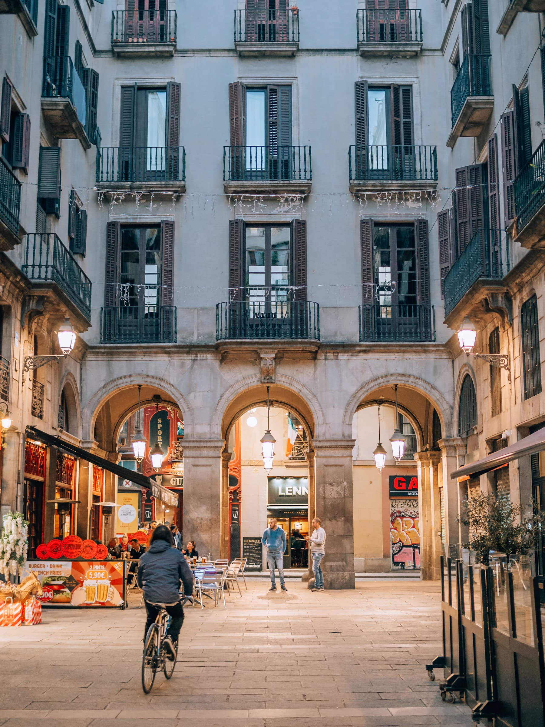 Arcadas y fachadas alrededor de un patio del Barrio Gótico de Barcelona