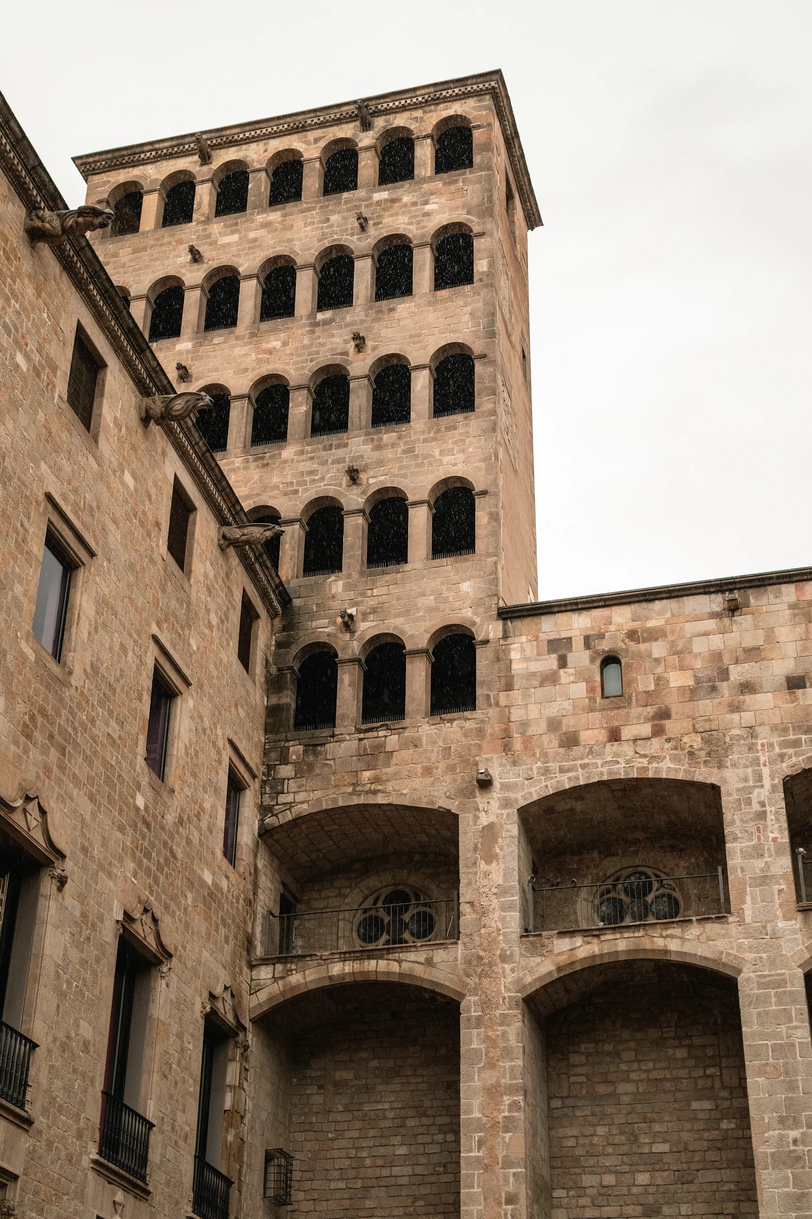 Arquitectura medieval de piedra junto a la Plaça del Rei de Barcelona