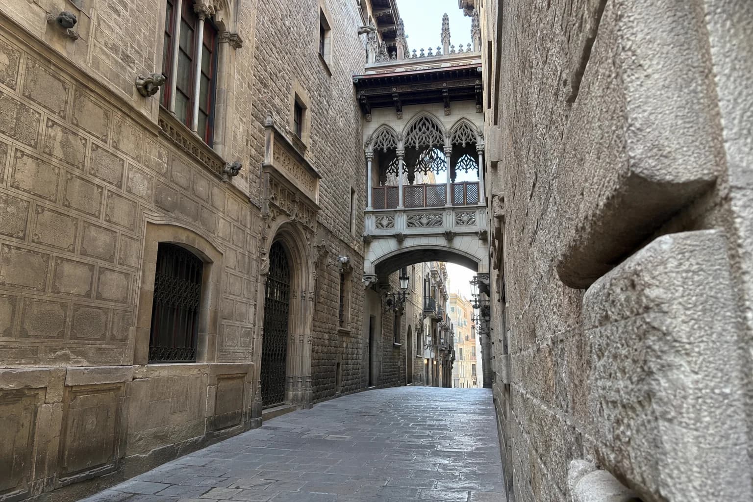 Pont del Bisbe y las calles de piedra del Barrio Gótico de Barcelona