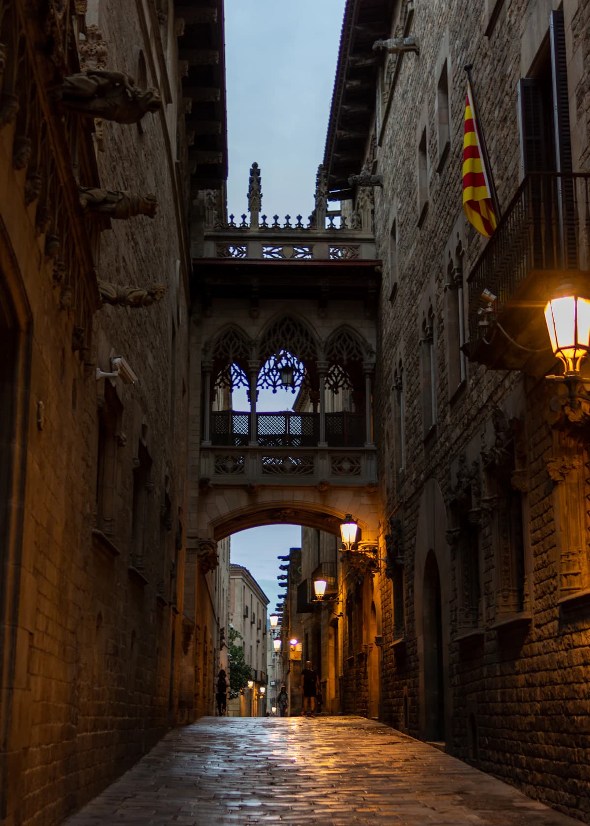 Pont del Bisbe y faroles cálidos en el Barrio Gótico de Barcelona
