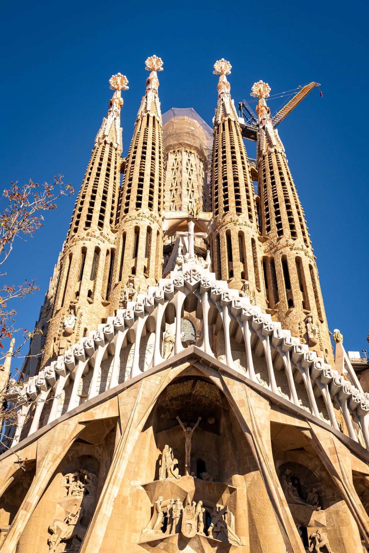 Torres de la Sagrada Família iluminadas por el sol bajo un cielo azul