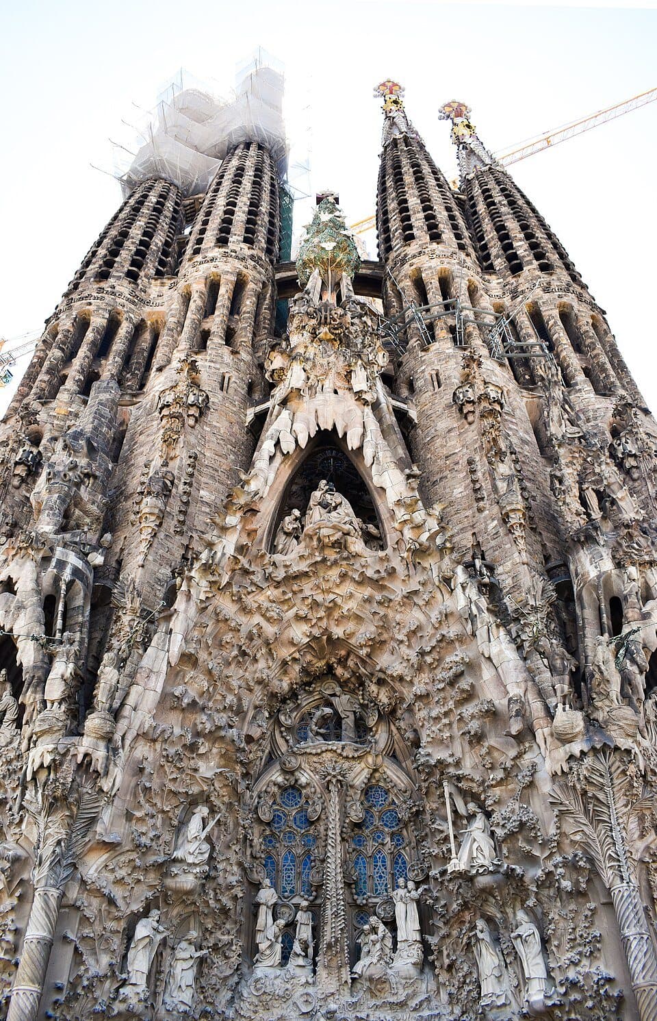 Esculturas y torres de la fachada de la Natividad de la Sagrada Família
