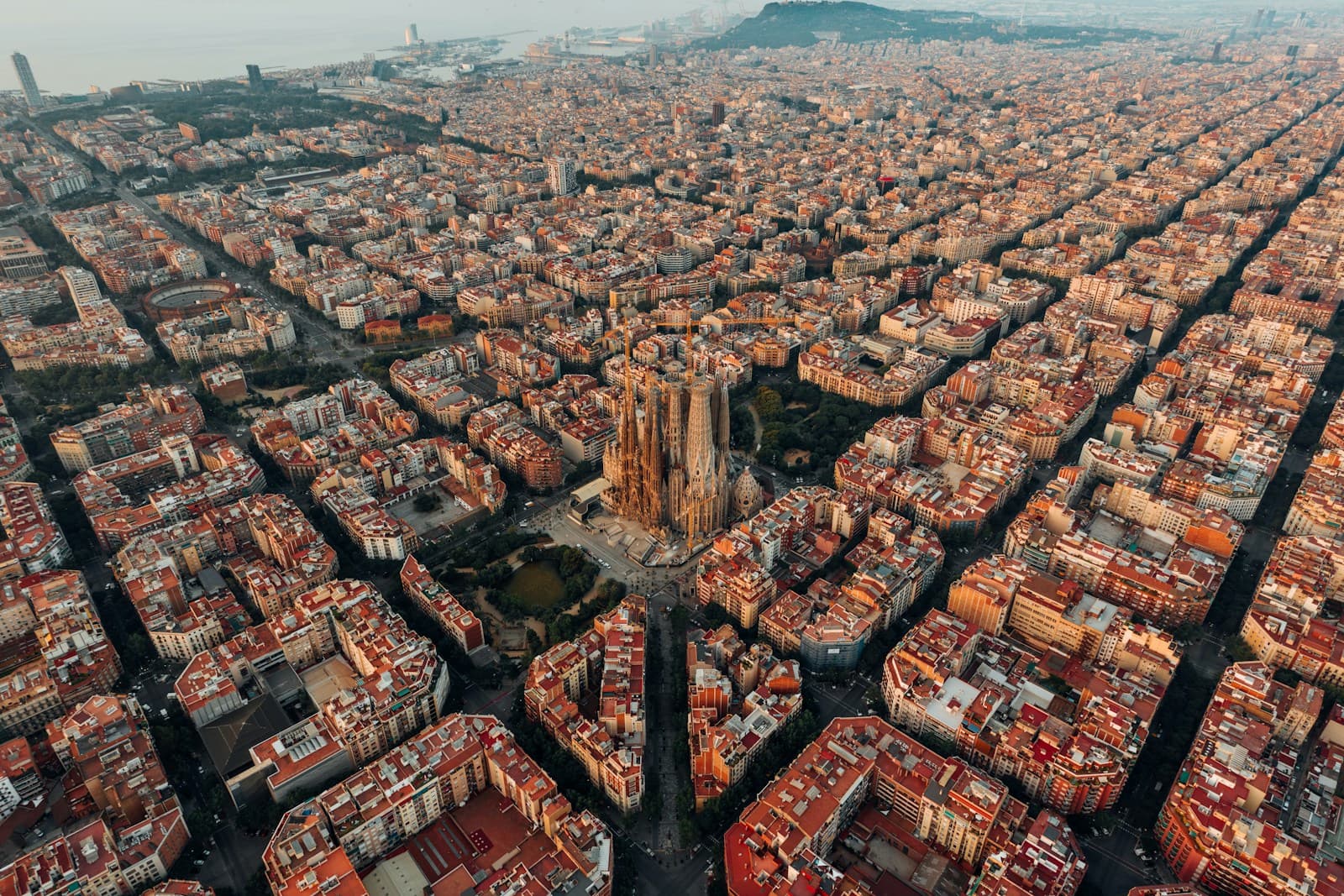 Vista aérea de la Sagrada Família y el Eixample de Barcelona
