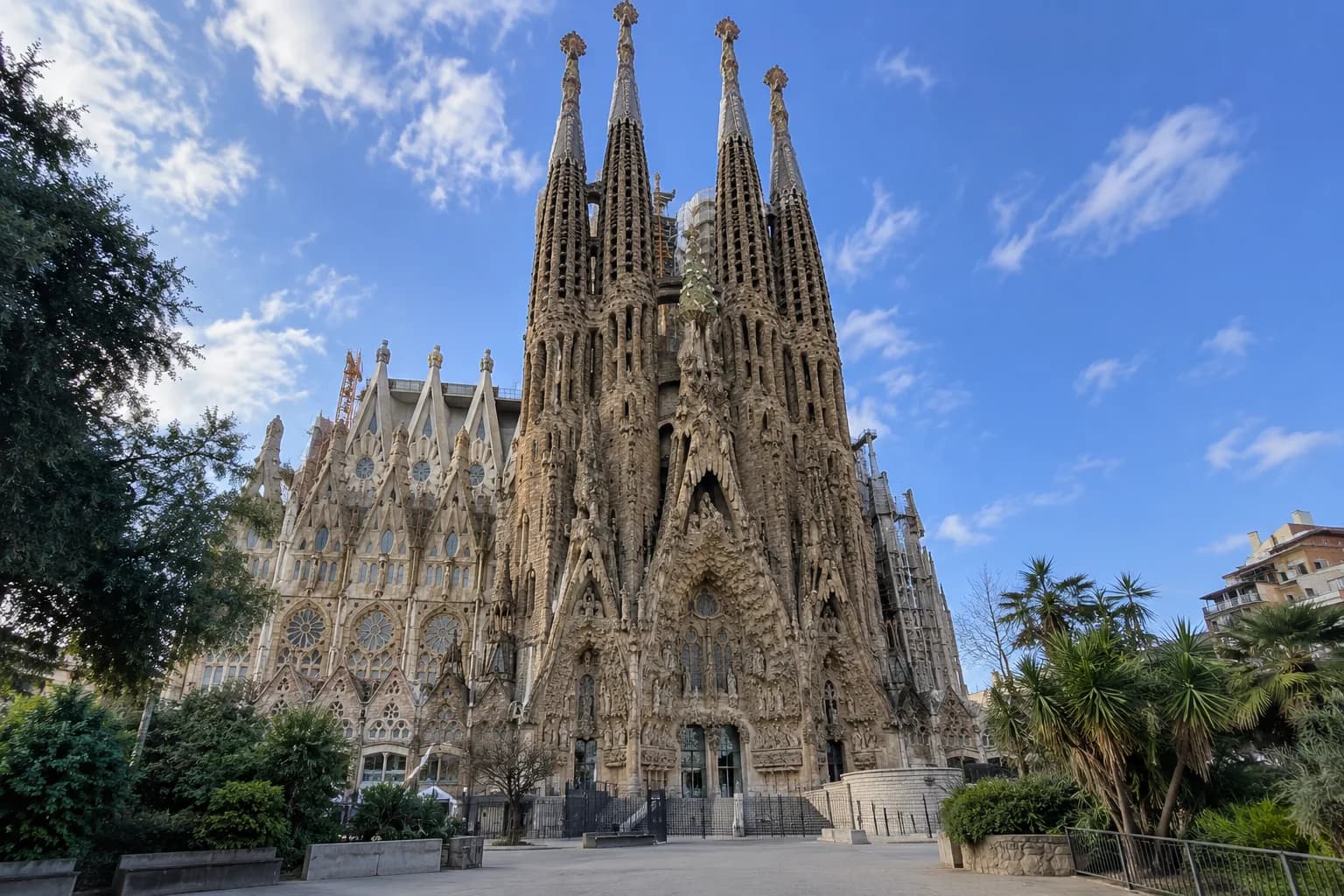 Torres y fachada esculpida de la Sagrada Família con luz natural