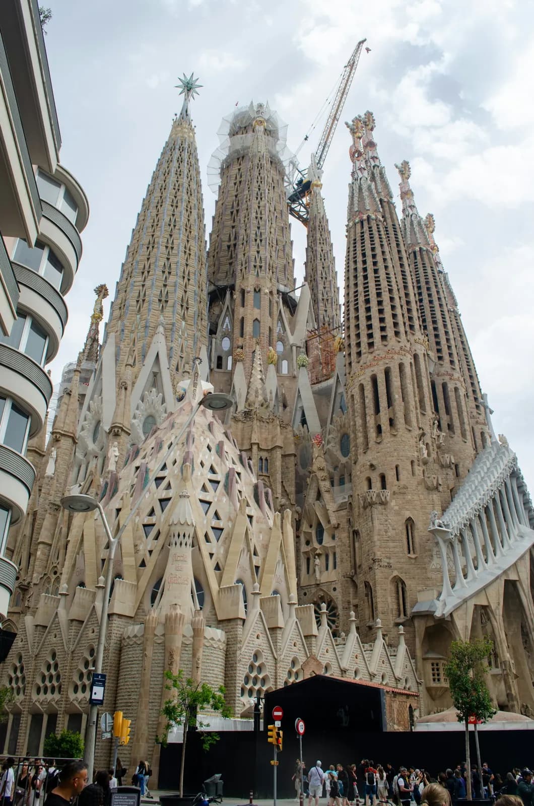 Torres de la Sagrada Família vistas desde una calle cercana